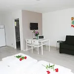 Mit Seeblick- Bbq Und Gemeinschaftspool By Interhome Daire